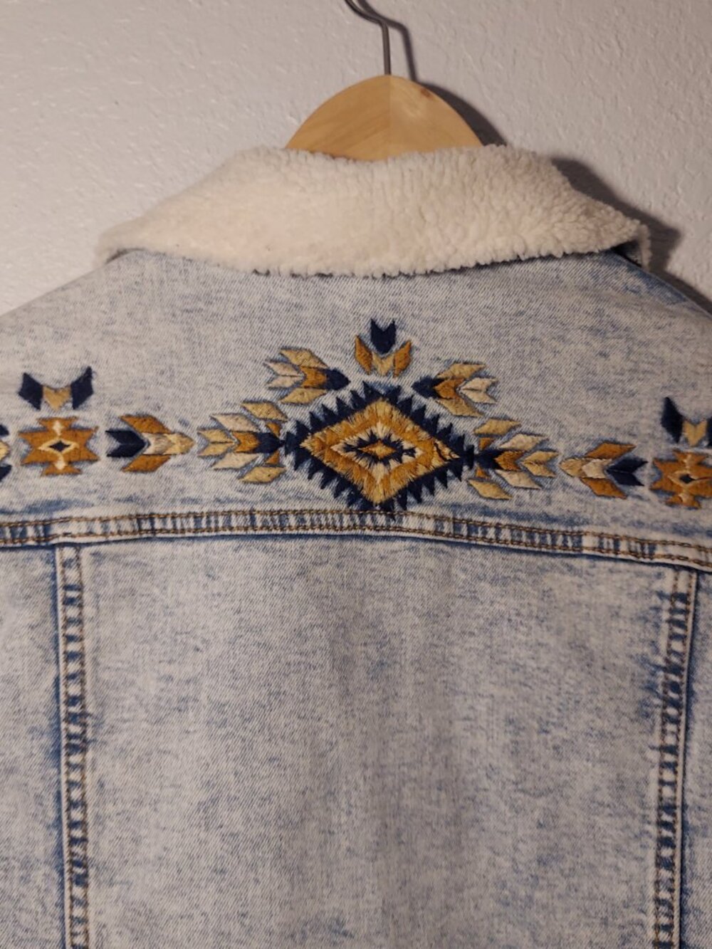 Driftwood Embroidered Denim Jacket Sherpa Collar Western Aztec Acid Wash Trucker - Picture 4 of 13